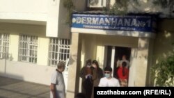 Illýustrasiýa suraty. Dermanhanada nobata garaşýan adamlar. Awgust, 2020 ý. Aşgabat ş.