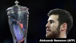 Теннисист Карен Хачанов с завоеванным кубком Кремля, Москва, 21 октября 2018 г․