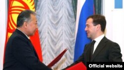 Кыргызстандын түштүгүндө Орусиянын аскер базасын ачуу тууралуу меморандумга орус жана кыргыз президенттери кол коюшту