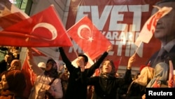 Прихильники влади святкують перемогу у столиці Анкарі з плакатами з портретами президента і словом «Evet» – «Так», 16 квітня 2017 року