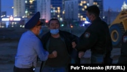 Полиция қызметкерлері суретші Асхат Ахмедияровты ұстап жатыр. Нұр-Сұлтан, 14 қыркүйек 2021 жыл.
