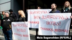 После недавнего интервью Михаила Саакашвили телеканалу «Рустави 2» мало у кого оставались сомнения в том, что бывший глава грузинского государства не намерен возвращаться на родину, где его собирались допросить в прокуратуре.