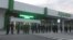 Aşgabadyň halkara aeroportynyň öňünde duran esgerler