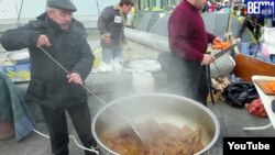 Mustafa Ametov Maydanda narazılıq iştirakileri içün pilâv pişire. 2013 senesi, dekabr