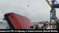 Перевернувшийся плавкран в Севастополе, 27 октября 2025 года