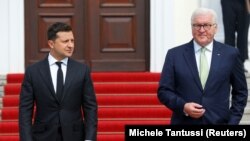 Украинанын президенти Владимир Зеленский менен Германиянын президенти Франк-Вальтер Штайнмайер. Архивдик сүрөт.