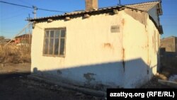 Один из домов-самостроев в жилом массиве «Кирпичный» на окраине столицы Казахстана. Люди, переезжая жить в главный город страны в поисках лучшей жизни, возводят себе такие дома.  Нур-Султан, 14 апреля 2021 года.