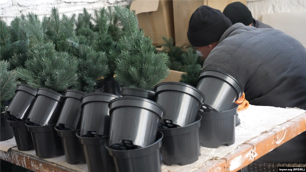 Цех із виготовлення ялинкових прикрас до Нового року