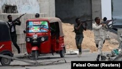 Це не перша атака в Мокадішо: на фото співробітники служб безпеки Сомалі на місці вибуху машини біля президентського палацу в столиці у липні 2018 року