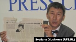 Жанат Аймаганов, автор казахской латиницы ABCnet, выступает на  пресс-конференции в Астане. 27 октября 2011 года. 