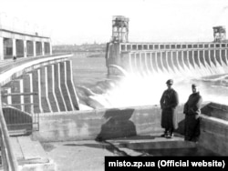 Німецькі військовослужбовці біля ДніпроГЕС, яку підірвала радянські військові 18 серпня 1941 року