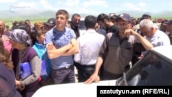 Armenia - Protesting villagers block a road in Gegharkunik province, 7Jun2017.