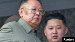 کیم جونگ-ایل (چپ)، رهبر کره شمالی و پسرش کیم جونگ-اون.