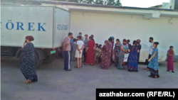 Ykdysatçy bilermen Fatulloýew indi Türkmenistanyň bu ýagdaýlardan çykalgany diňe BMG-niň Azyk howpsuzlygy boýunça maslahatyny çagyryp tapyp biljekdigini aýdýar.