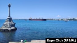 Российское судно-зерновоз «Матрос Позынич» входит в Севастопольскую бухту, июль 2022 года