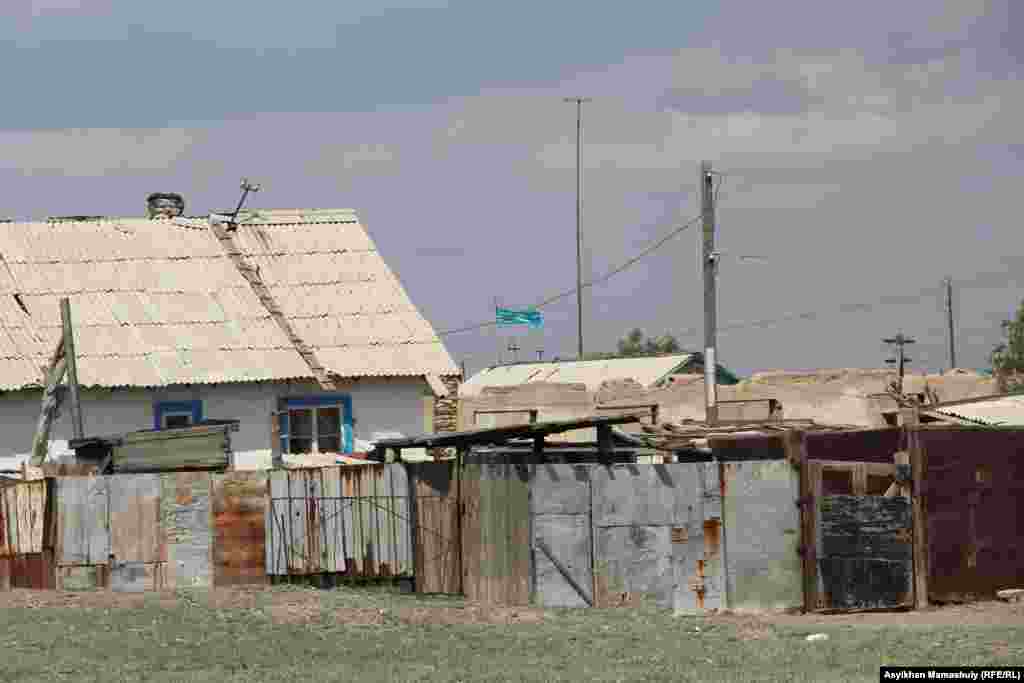 Сейчас множество домов в населенном пункте пустует. Здания и подворья выглядят заброшенными.