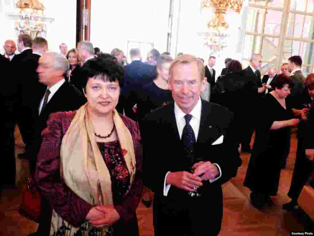 Жәмилә Стехликова Чехияның бұрынғы президенті Вацлав Хавелмен бірге  - Kazakhstan/Czech Republic- Zhamila Stehlikova with Vaslav Havel, Former President Of Czech Rebublic