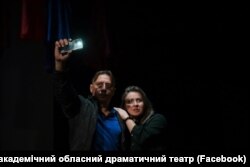 Олена Біла з чоловіком під час вистави «Маріупольська драма»