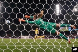 یکی از ضربات پنالتی سوئد که دروازه‌بان آمریکا در مهارش ناکام ماند