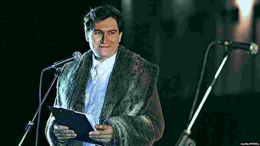 Камал театры каршында яңа сезон ачу тантанасының сценарий авторы һәм алып баручы Фәнис Җиһанша.