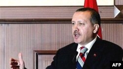 رجب طیب اردوغان می گوید رشد اقتصادی و صنعت بانکداری خصوصی در ترکيه‌ معلول رشد سياسی و دمکراسی در اين کشوراست