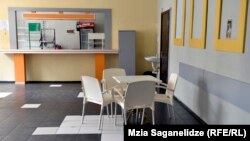 В качестве эксперимента в конце прошлого учебного года в буфете 1-й экспериментальной школы перестали продавать чипсы, крекеры и газированные напитки