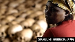 یک زن رواندایی در محل یادواره قربانیان نسل‌کشی ۱۹۹۴