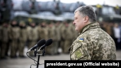 Президент України Петро Порошенко під час передачі військовим частинам ЗСУ озброєння і військової техніки. Житомирська область, 21 грудня 2018 року