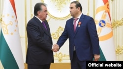 Шамсулло Соҳибов ҳангоми гирифтани орден, шаҳри Душанбе, 28-уми августи соли 2019. Акс аз сомонаи президенти Тоҷикистон гирифта шудааст, ки дертар онро бардоштанд