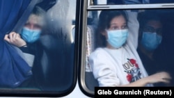 Евакуйовані з Китаю в одному з автобусів під час виїзду з Міжнародного аеропорту Харкова, 20 лютого 2020 року