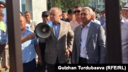 Омурбек Текебаев и Дуйшонкул Чотонов на выходе из здания Первомайского райсуда Бишкека. 29 августа 2019 года.