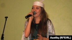 Суфия Закирова җырлый