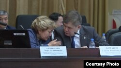 Глава рабочей группы депутатов парламента по внесению поправок в кодекс «О здоровье народа и системе здравоохранения», депутат мажилиса парламента Зауреш Аманжолова и министр здравоохранения Елжан Биртанов. Нур-Султан, 23 декабря 2019 года.
