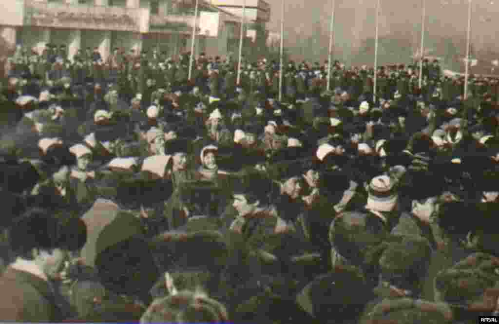 Митингге катышкандардын айтымында, аянтка чогулган эл бийлик аларды түйшөлткөн суроолорго толук жооп берет же Динмухаммед Кунаев коомчулукка чыгып, кырдаалды түшүндүрүп берет деп күткөн. Бирок трибунага чыккан бийлик өкүлдөрү &quot;Бул туура эмес, артка кайткыла, болбосо жаман болот&quot; дегенден башка эч нерсе айтышкан эмес.