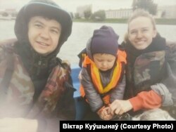 Віктар Куўшынаў з сям'ёй, архіўнае фота