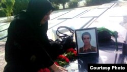 مادر رامین بر سر خاک فرزندش