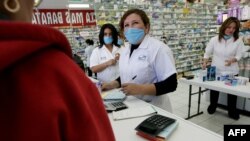 کارکنان یک داروخانه در مکزیک.