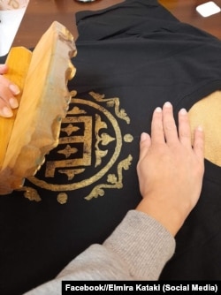 Футболка с изображением, которое выполнено в технике «басма»