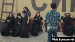 Саҳнае аз филми “Харгӯши сиёҳ, харгӯши сафед”