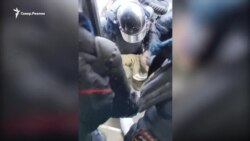 Ивана Афанасьева тащат в автозак