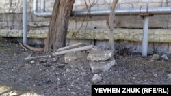 Обломки мемориального сооружения свалены у забора стадиона