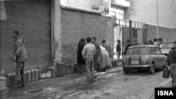 شهرهای بزرگ ایران در دی ماه ۱۳۵۷ با مشکل کمبود نفت ناشی از اعتصاب کارکنان صنعت نفت ایران مواجه بودند