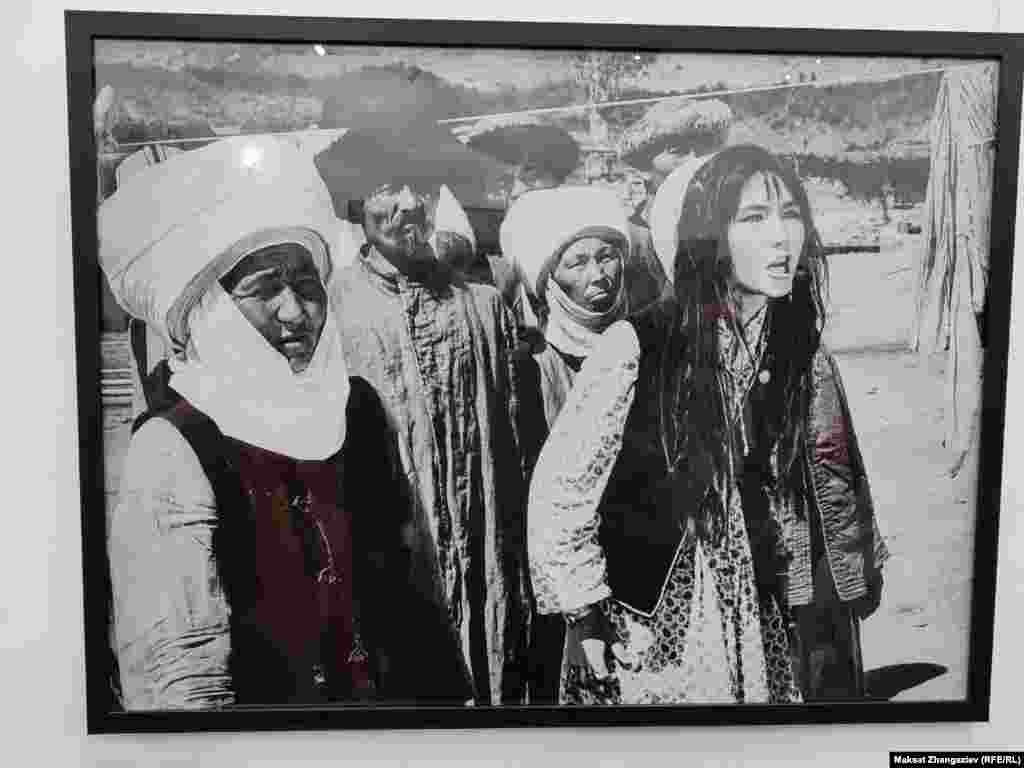 Юсупжанова өзү тарткан даректүү тасмалардын басымдуу бөлүгүн кыргыз турмушуна, чабандардын эмгектерине арнаган. Анын башкалардан өзгөчөлөнүп турган режиссерлук көз карашы тууралуу сүрөтчү Шайлоо Жекшенбаев мындай дейт: &ldquo;Клара Юсупжанова кинорежиссер катары өзүнүн почерки менен башкалардан өзгөчөлөнүп турчу. Анын документалдык кинолору жандуу, динамикалуу, поэтикалуу эле. Менимче, айрыкча акыркы &ldquo;Аэроплан&rdquo; деген киносу чоң шедевр болушу мүмкүн эле. Тилекке каршы, бүтүргөнгө жетишпей калды. Мен мурун архитектор болуп иштеп жүргөндө Жапонияда &ldquo;архитектурадагы метаболизм&rdquo; деген стиль чыккан. Бул жалпак тил менен айтканда бүтүп, бирок жыйынталбай калган эмгек. Бирок анын бүтпөй калган эмгеги тагдырдан улам болуп калды. Бул өзгөчө тасма болмок&rdquo;. (Сүрөт кинорежиссер Андрей Кончаловскийдин &quot;Первый учитель&quot; (&quot;Биринчи мугалим&quot;) тасмасынан)