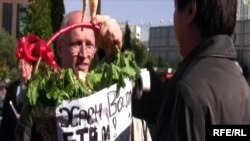 Лидер незарегистрированной партии «Алга» Владимир Козлов с корзиной хрена на акции протеста. Алматы, 14 октября 2009 года. 