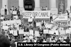 Митинг в Вашингтоне в сентябре 1977 года. Его участники выступают против передачи контроля над Панамским каналом