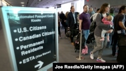 فرمان اجرایی سفر افراد دو تابعیتی را محدود نمی کند، تا زمانی که دارای گذرنامه کشوری غیر ممنوع شده و ویزای معتبر آمریکا را در اختیار داشته باشند.