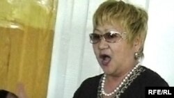 Свидетель Умит Шадирова дает показания в суде по делу о мошенничестве с квартирами. Актобе, 23 июня 2010 года.  