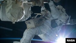 Терри Уэйн Вёртс во время выхода в открытый космос в 2015 году