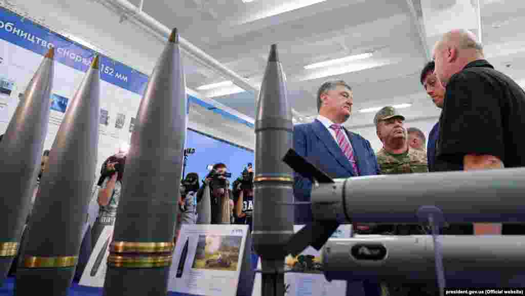 Президент України Петро Порошенко під час відкриття виробничої лінії з виготовлення артилерійських снарядів великих калібрів на ДАХК &laquo;Артем&raquo; Державного концерну &laquo;Укроборонпром&raquo;, 9 серпня 2018 року