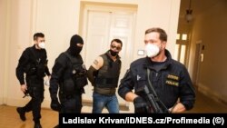 Aleksandar Frančeti (s lisicama) dolazi na saslušanje u Opštinski sud u Pragu 14. septembra 2021. 